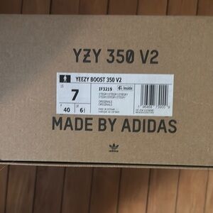 Adidas YZY 350 V2 Box